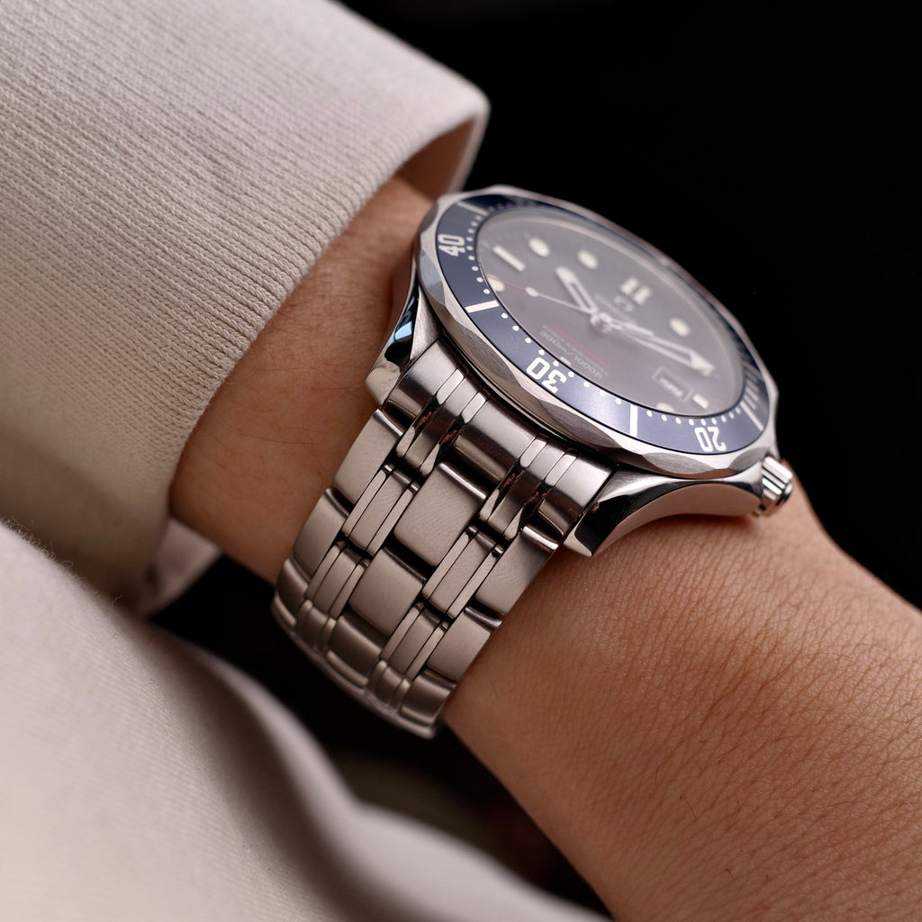 Omega SMP300 2221.80 Golden Eye Successor Quartz