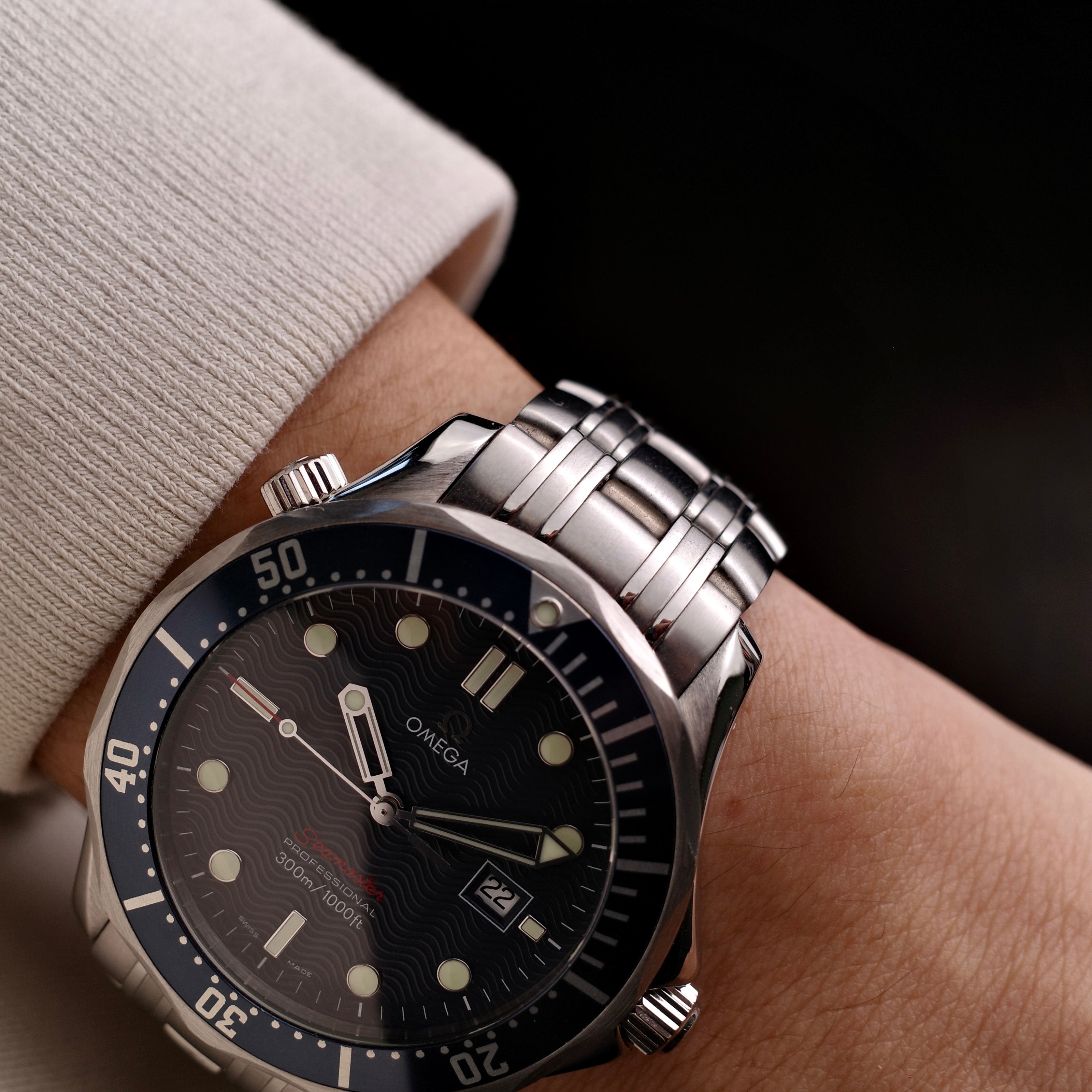Omega SMP300 2221.80 Golden Eye Successor Quartz